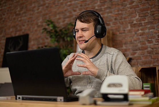 Lerncoach Ren&eacute; Veltin bringt Grundschulkindern das Lernen bei. (Foto: Studienkreis)
