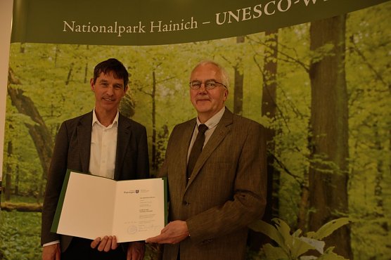 Der Staatssekret&auml;r im Th&uuml;ringer Ministerium f&uuml;r Umwelt, Energie und Naturschutz, Dr. Burkhard Vogel, mit Nationalparkleiter Manfred Gro&szlig;mann, der seine Entlassungsurkunde in den H&auml;nden h&auml;lt. (Foto: Thomas Stephan)
