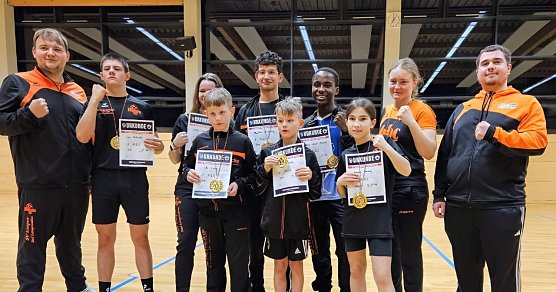 v.l.: Felix Becker, Leo Krstevski, Letizia Paak, Till Grebe, Mustafa Al-Sarray, Mika Bachmann, Samuel Ediga Miguel, Arnesa Zenelaj, Sarah M&uuml;ller-Pistor und Anton Lukas (Foto: Felix Becker)