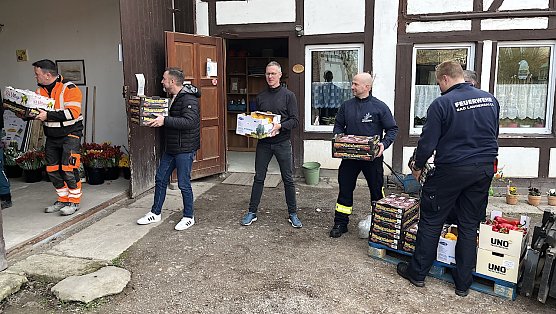 Entladen eines LKWs mit Hilfsg&uuml;tern f&uuml;r die Bad Langensalzaer Tafel (Foto: uhz)