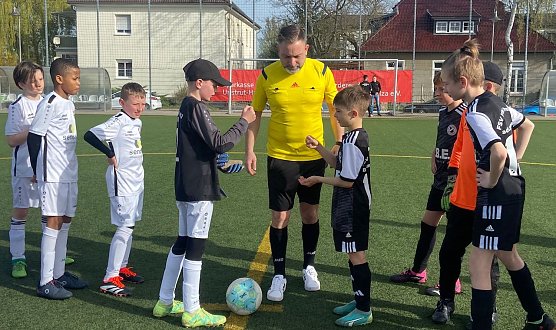 Weil der Schiedsrichter keine M&uuml;nze dabei hatte, mussten die Kapit&auml;ne per Schnipp-Schnapp-Schnuck die Seitenwahl vollziehen (Foto: B.Harbauer)