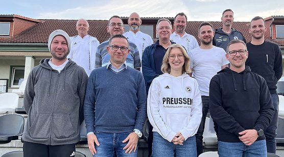 Alt und jung in trauter Eintracht &uuml;f den FSV Preu&szlig;en: Der neue Vorstand im Gruppenbild (Foto: oas)