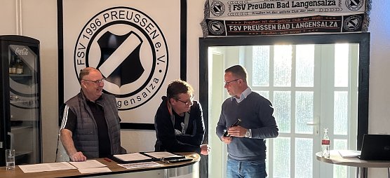 Klaus Oppel und Michael Brzezek am&uuml;sieren sich &uuml;ber ihr Geschenk von Benno Harbauer (v.l.n.r.) (Foto: oas)