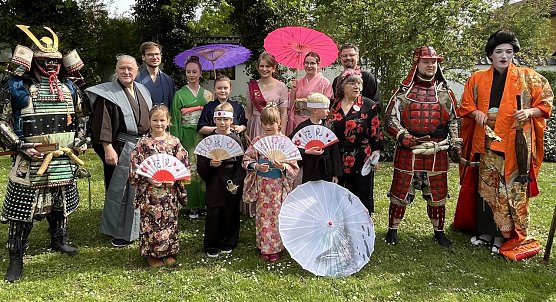 Alte und neue Majestäten mit ihrem Gefolge vor dem Japanischen Garten (Foto: oas) Alte und neue Majestäten mit ihrem Gefolge vor dem Japanischen Garten (Foto: oas)