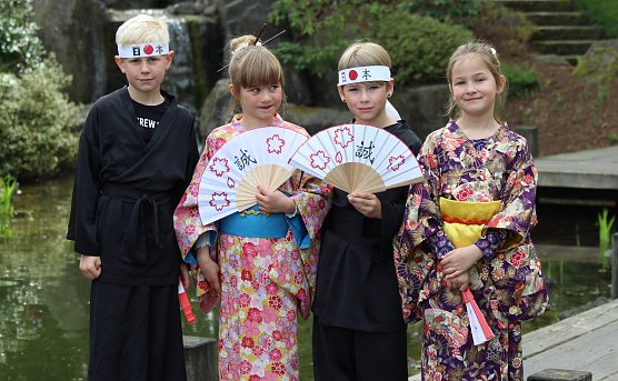 Till, Emma, Piet und Frieda: alte und neue Prinzenpaare friedlich vereint (Foto: Eva Maria Wiegand) Till, Emma, Piet und Frieda: alte und neue Prinzenpaare friedlich vereint (Foto: Eva Maria Wiegand)
