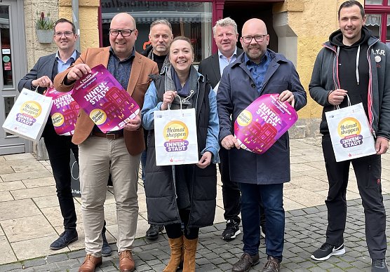 Marcel &Uuml;bensee, Christian K&ouml;nig, Dirk Fromberger, Sandra Czerniak, Christian B&ouml;duel, Martin Braun und Steve Schm&uuml;cking von Salza Bikes freuen sich auf das gr&uuml;ne Innenstadtfest und das "Heimat shoppen" (Foto: uhz online)