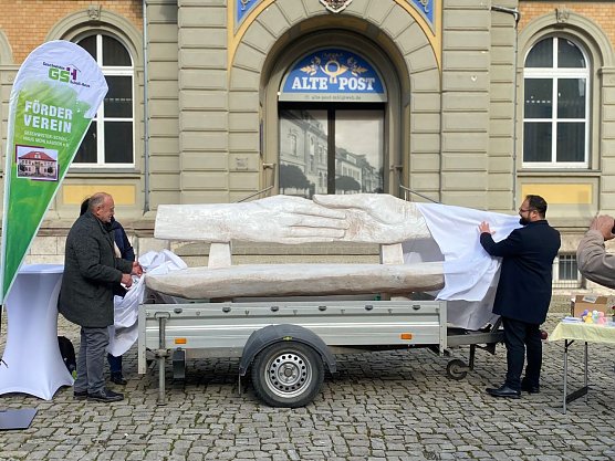  Holzbildhauer Heinz G&uuml;nter schuf bei einem Workshop zu den ToleranzR&auml;umen eine Holzbank. Die M&uuml;hlh&auml;user k&ouml;nnen nun Vorschl&auml;ge abgeben, wo diese ihren Platz finden soll. (Foto: Stadt M&uuml;hlhausen)