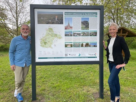 Landrat Harald Zanker und Rebecca K&uuml;llmer (Regionalmanagement Nordth&uuml;ringen) vor der Informationstafel in Urleben � einer von 10 Standorten im Unstrut-Hainich-Kreis (Foto: Pressestelle Landratsamt)