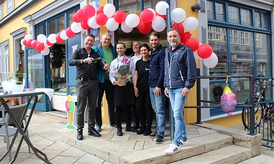 Sektempfang zur Eröffnung: Eiscafé Gelato ging heute in Betrieb (Foto: oas) Sektempfang zur Eröffnung: Eiscafé Gelato ging heute in Betrieb (Foto: oas)