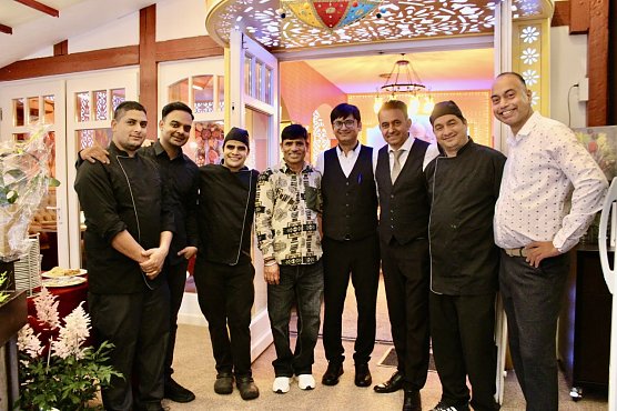 Das Team des Punjabi Bad&acute;sha am Er&ouml;ffnungsstag in Bad langensalza (3.v.re.) Gianni Ramzan mit seinem Bruder (4.v.re) (Foto: Eva Maria Wiegand)