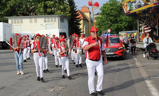 Der Bad Langensalzaer Spielmannszug erreicht den Jahnplatz (Foto: emw)