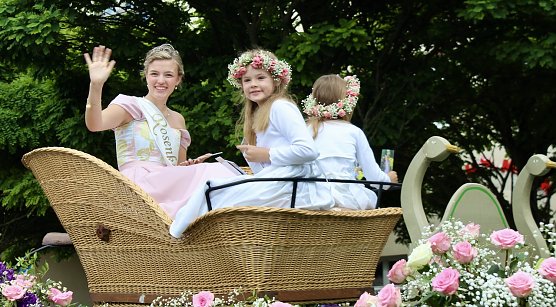 Bad Langensalzas neue Rosenk&ouml;nigin Maxima gr&uuml;&szlig;t von ihrer Kutsche (Foto: Eva Maria Wiegand)