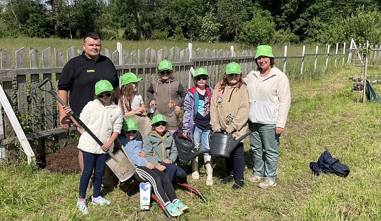 Micha Hahn und Sabine Kruspe mit den Kindern der 3. Klasse der Evangelischen Grundschule (Foto: (FGL))