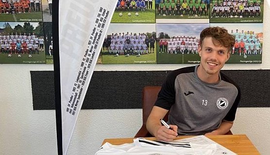 Nico Pawlak unterschreibt seinen Vertrag in Bad Langensalza (Foto: FSV Preußen) Nico Pawlak unterschreibt seinen Vertrag in Bad Langensalza (Foto: FSV Preußen)
