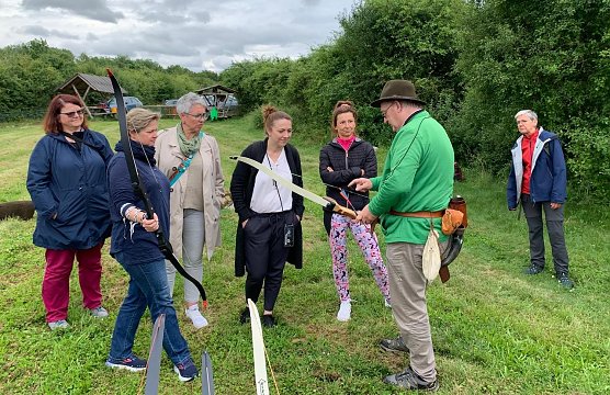 Die G&auml;stef&uuml;hrer lassen sich in die Kunst des Bogenschiessens einf&uuml;hren (Foto: C.Kosiol)