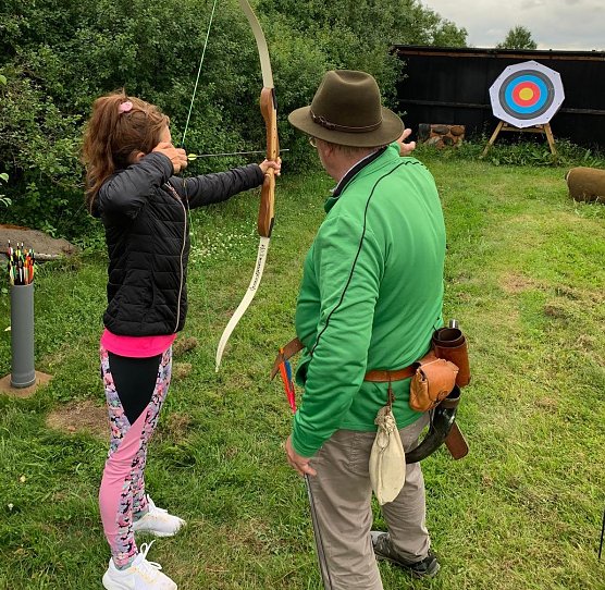 G&auml;stef&uuml;hrer-Chefin Mary Fischer lernt scharf zu schie&szlig;en (Foto: M.Fromm)