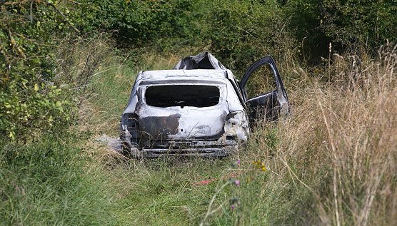 Ausgebrannter Dacia bei Werther heute Morgen (Foto: S.Dietzel)