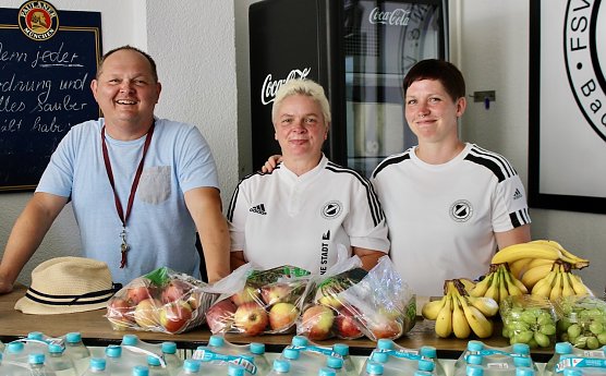 Ein gut gelauntes "Versorgungsteam" sorgte f&uuml;r Erfrischungen und leckeres Essen  (Foto: Eva Maria Wiegand)