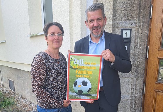 Katrin Konrad vom Verband Kinderreicher Familien Th&uuml;ringenund Landrat Thomas Ahke (Foto: Landratsamt UH)