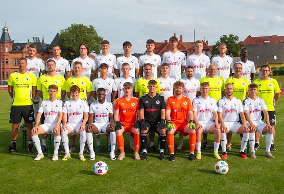 Mission Klassenerhalt: Spieler, Trainer und Betreuer des FSV Preu&szlig;en in der kommenden Saison (Foto: FSV Preu&szlig;en)