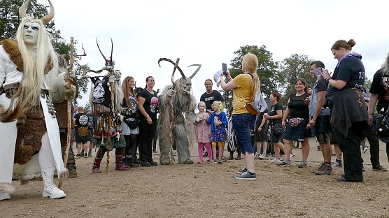Immer f&uuml;r ein Foto gut: Die tollen Kost&uuml;me sorgen offensichtlich nicht f&uuml;r Angstzust&auml;nde bei den Wacken-Besuchern (Foto: Schattenwelt)