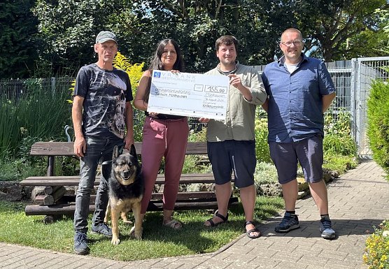 Die Pfarrer Marcus Ebert und Benjamin Themel &uuml;bergeben Katharina Funk vom Tierschutzverein den Scheck (Foto: Evangelischer Kirchenkreis M&uuml;hlhausen)