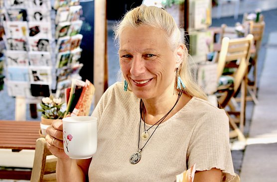 Stephanie Schwich probiert jeden Tee erst selbst, bevor Sie ihn ihren Kunden anbietet (Foto: Eva Maria Wiegand)