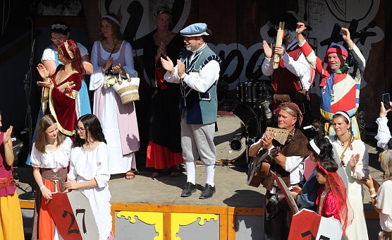 B&uuml;rgermeister Matthias Reinz er&ouml;ffnet das 30. Mittelalterfest in Bad langensalza (Foto: Eva Maria Wiegand)