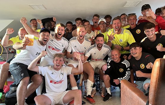 Riesenjubel in der Preu&szlig;en-Kabine mit Unterst&uuml;tzung aus Gotha nach dem Sieg (Foto: oas)