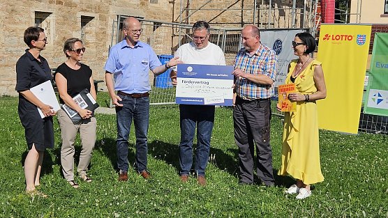 Symbolischer Scheck wurde &uuml;bergeben (Foto: Regina Englert)