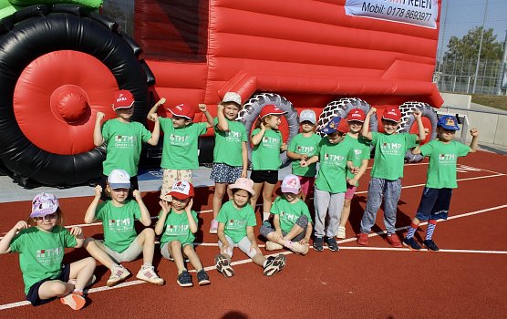 Die Kinder hatten gro&szlig;en Spa&szlig; bei Sport und Spannung und zeigten unserer Redakteurin ihre Fitness (Foto: Eva Maria Wiegand)