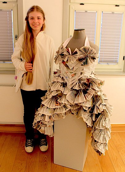 Jasmin Hupe mit ihrem Werk:" M&uuml;ll in neuer Perspektive"  (Foto: Eva Maria Wiegand)