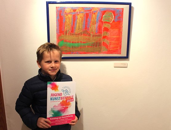 Don Hugo Hammer mit seinem Kunstwerk: "T&uuml;rme" (Foto: Eva Maria Wiegand)