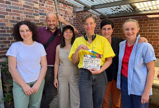 Regisseurin Luise Donschen, sowie Kamerafrau Helena Wittmann, Hautdarstellerin Gerti Drassl mit den Produzenten  (Foto: F&uuml;nferfilm / New Matter Films. )