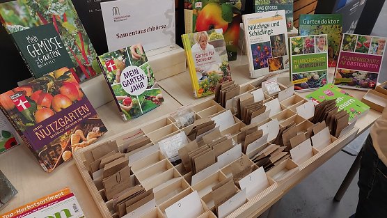 Samentauschb&ouml;rse in der Stadtbibliothek Jakobikirche (Foto: Stadtverwaltung M&uuml;hlhausen)