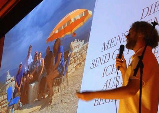 Alex Austen erz&auml;hlte und sang von seiner Reise (Foto: Nick B&ouml;ttner )