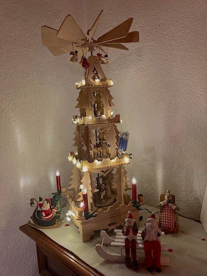 Leuchtende Weihnachtspyramide in der Adventszeit (Foto: Gudrun Oesterheld)
