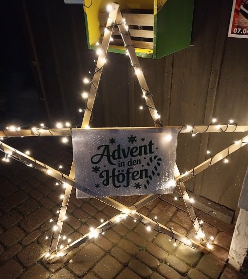 Advent auf den Höfen in Neustadt/Harz - Leuchtender Stern (Foto: Peter Sieckel) Advent auf den Höfen in Neustadt/Harz - Leuchtender Stern (Foto: Peter Sieckel)