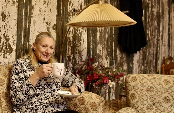 Stephanie Schwich vor der historischen Bohlenwand aus dem 17. Jahrhundert: Gediegene Gem&uuml;tlichkeit in nostalgischem Ambiente (Foto: oas)