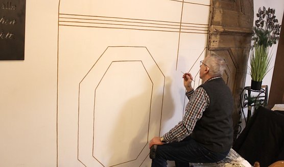 Freunde helfen beim Ausgestalten: Hier der 84-j&auml;hrige Dekorateur Dietmar D&uuml;wert (Foto: oas)