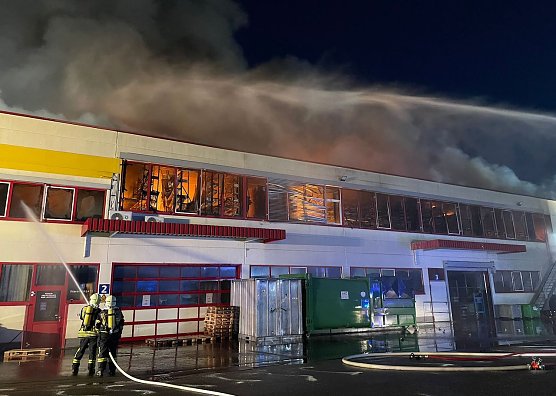 82 Einsatzkr&auml;fte k&auml;mpften gestern Abend mit den Flammen (Foto:  &copy; Stadt M&uuml;hlhausen)