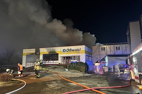 Am Dienstagabend brannte die Lagerhalle mit der Verkaufsabteilung ab; seit Donnerstag l&auml;uftdas Gesch&auml;ft weiter (Foto: Silvio Dietzel)