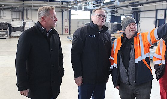 Ministerpr&auml;sident Mario Voigt (Bildmitte) beginnt seine Landkreis-Tour im Unstrut-Hainich-Kreis (Foto: oas)