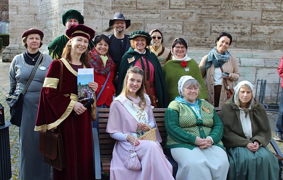 Gut gelaunt zur Sonderf&uuml;hrung: Bad Langensalzas G&auml;stef&uuml;hrer mit Rosenk&ouml;nigin und Kurdierektorin (Foto: oas)