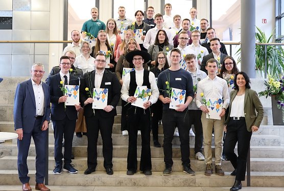 Die diesj&auml;hrigen Stipendiaten erhielten heute ihre Urkunde f&uuml;r ein Weiterbildungsstipendium der Begabtenf&ouml;rderung berufliche Bildung aus den H&auml;nden von Dr. Cornelia Haase-Lerch, Hauptgesch&auml;ftsf&uuml;hrerin der IHK Erfurt (unten rechts im Bild) und Thomas Fahlbusch, Abteilungsleiter Aus- und Weiterbildung (unten links im Bild). (Foto: &copy;IHK Erfurt )