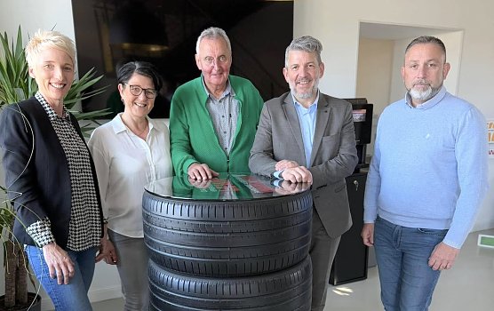 Landrat Ahke (2.v.r.) besuchte Lothar Warschun in seiner Fahrschule (Foto: R.Rothe) Landrat Ahke (2.v.r.) besuchte Lothar Warschun in seiner Fahrschule (Foto: R.Rothe)