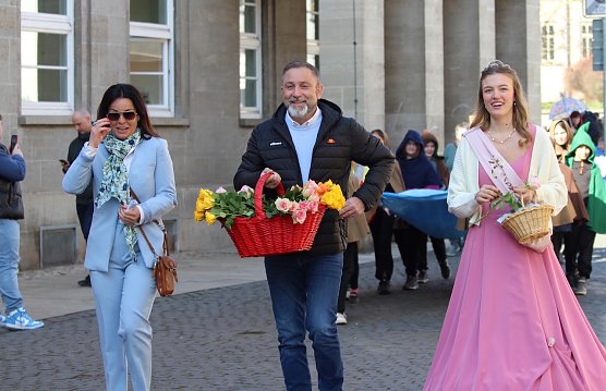 Der Festumzug wurde von B&uuml;rgermeister Mathias Heinz (Mitte), Kurdirektorin Katja Rudolph (li.) und der Rosenk&ouml;nigin Maxima angef&uuml;hrt (Foto: Eva Maria Wiegand)