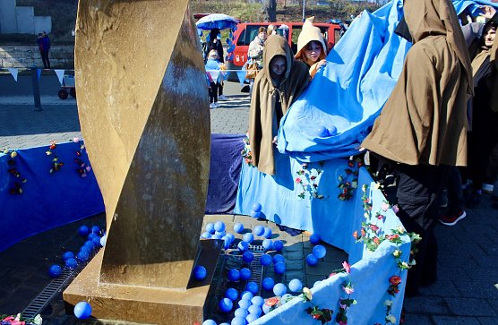 20. Jubil&auml;um des Schwefel-Sole-Heilbades Bad Langensalza. Kinder f&uuml;llen den Brunnen vor der Friederiken Therme symbolisch mit Wasser (Foto: Eva Maria Wiegand)
