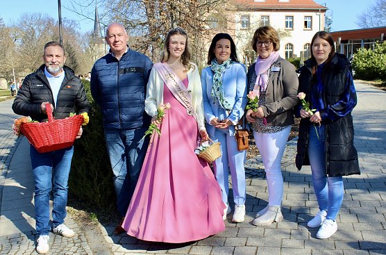 v.li.n.re. B&uuml;rgermeister Mathias Reinz; Prof. Dr. J&ouml;rg Frank Richter (Regionalgesch&auml;ftsf&uuml;hrer der Celenus Klinik), Rosenk&ouml;nigin Maxima, Kurdirektorin Katja Rudolph, Ines Zinn langj&auml;hrige Mitarbeiterin der Reha-Klinik, Mitarbeiterin. (Foto: Eva Maria Wiegand)