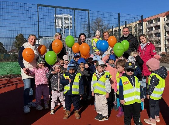 Vorfreude auf den neuen Spielplatz: Kinder der Phantasia-KiTa und ihre Erzieherinnen  (Foto: oas)